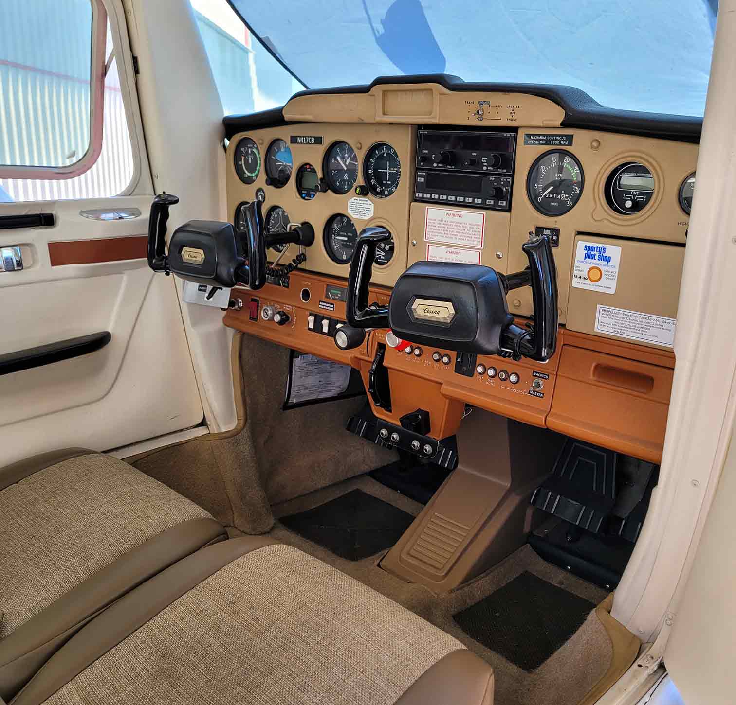 Airplane rental Cessna 152 Sparrow Hawk model interior (pic 2)