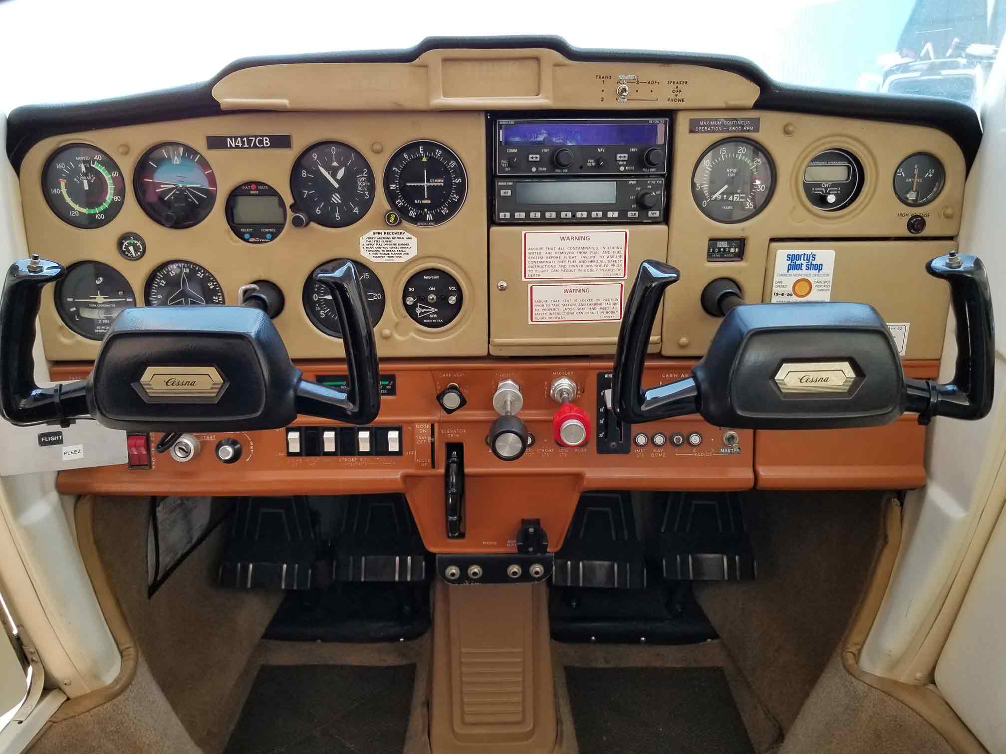 Airplane rental Cessna 152 Sparrow Hawk model interior