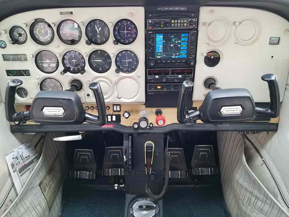 Airplane rental Cessna 172N cockpit interior